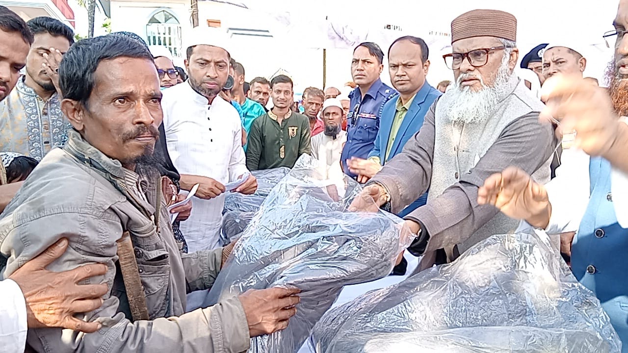 মানুষের কল্যাণে বিত্তবানদের এগিয়ে আসতে ধর্ম উপদেষ্টার আহ্বান