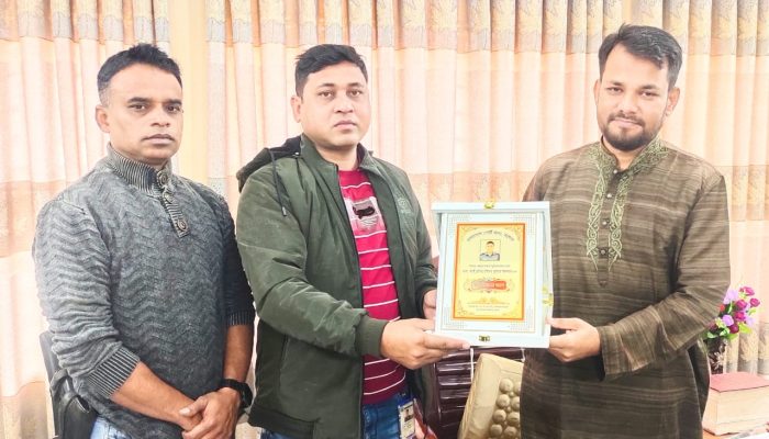 বেনাপোল পোর্ট থানায় এসআই লিখন কুমার সরকারকে বিদায় সংবর্ধনা