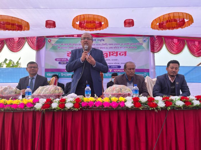 চিতলমারীতে ট্রান্সপ্লান্টারের মাধ্যমে ধান রোপণ উদ্বোধন করেন জেলা প্রশাসক।