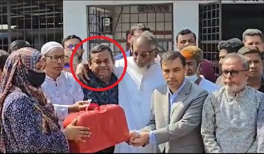 ঝিনাইদহে আ’লীগ নেতাকে নিয়ে বিএনপি সভাপতির সেলাই মেশিন বিতরণ