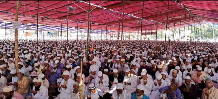 শিবচরে ৮০তম বার্ষিক মাহফিল শেষ হয়, আখেরি মোনাজাত দিয়ে।