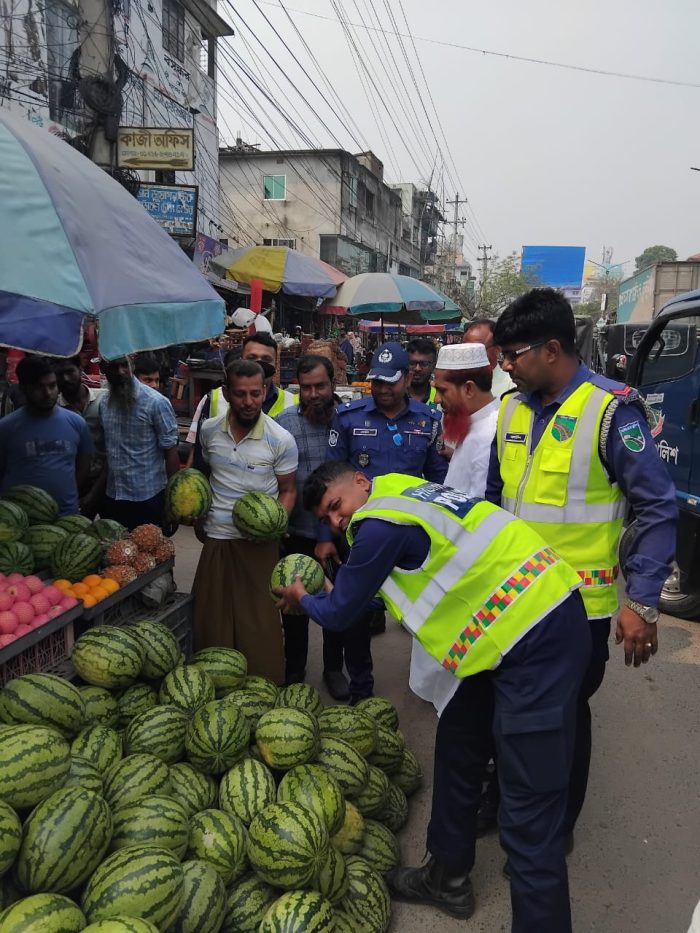 নাভারণ হাইওয়ে পুলিশের জন সচেতনতামূলক পথসভা।