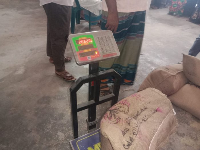 শার্শার কায়বায় খাদ্যবান্ধব কর্মসূচির চাল ওজনে ঠকানোর অভিযোগ।