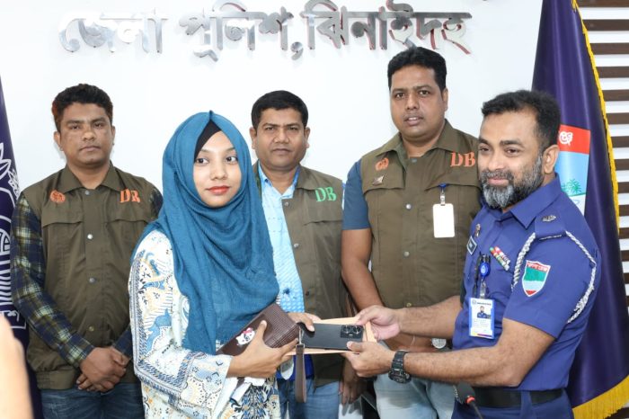 ঝিনাইদহ ডিবির সাইবার সেল উদ্ধার করলো ৮৪টি মোবাইল ও নগদ টাকা।