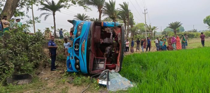 বাস নিয়ন্ত্রণ হারিয়ে যাত্রীসহ উল্টে খাদে, আহত ১০।