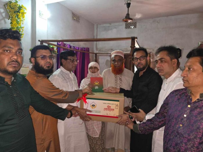 বেনাপোলে নিহত আব্দুল্লাহর পরিবারের মাঝে তারেক রহমানের ঈদ উপহার।