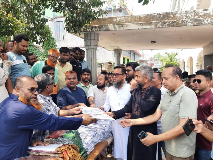 চিতলমারীতে বিএনপির কেন্দ্রীয় নেতা কর্তৃক, নেতাকর্মীদের মাঝে ঈদ সামগ্রী বিতরণ।
