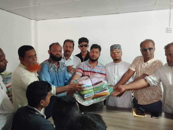 চিতলমারীতে ঈদ সামগ্রী বিতরণ করেন, বাংলাদেশ গণতান্ত্রিক পার্টির চেয়ারম্যান।