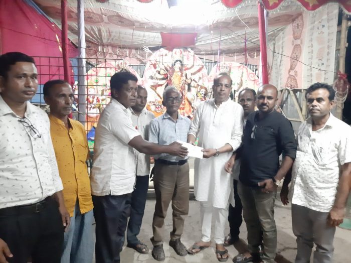 চিতলমারীতে বাসন্তী পূজা উপলক্ষে আর্থিক অনুদান করেন, কাশীনাথ বৈরাগী।