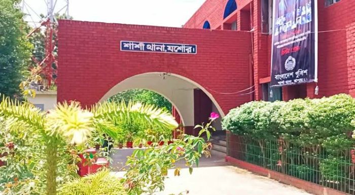 শার্শায় জুয়ার আসরে পুলিশের হানা, আটক পাঁচ জুয়াড়ি।