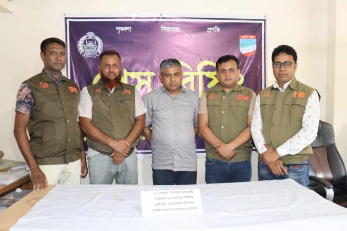 যশোর ডিবি’র ফাঁদে ২৫ মামলায় সাজাপ্রাপ্ত পলাতক আসামি দেলোয়ার গ্রেফতার।