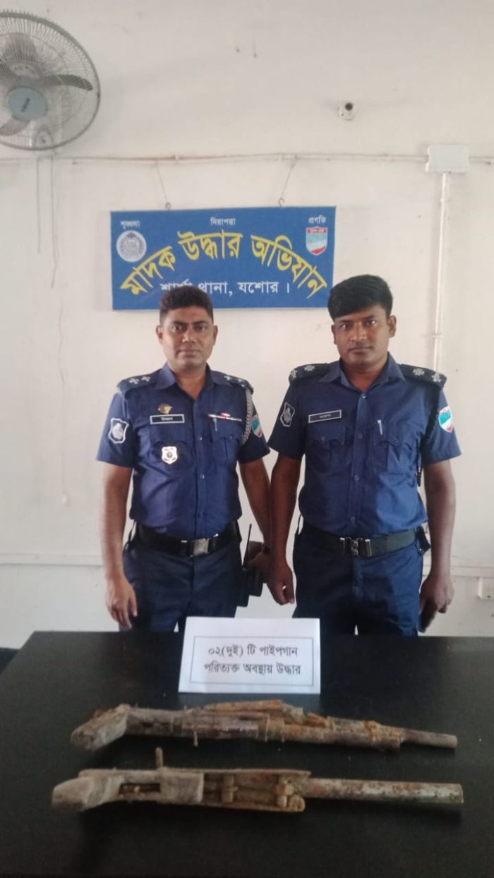 শার্শায় ধানক্ষেত থেকে পাইপগান উদ্ধার, ২ টি।