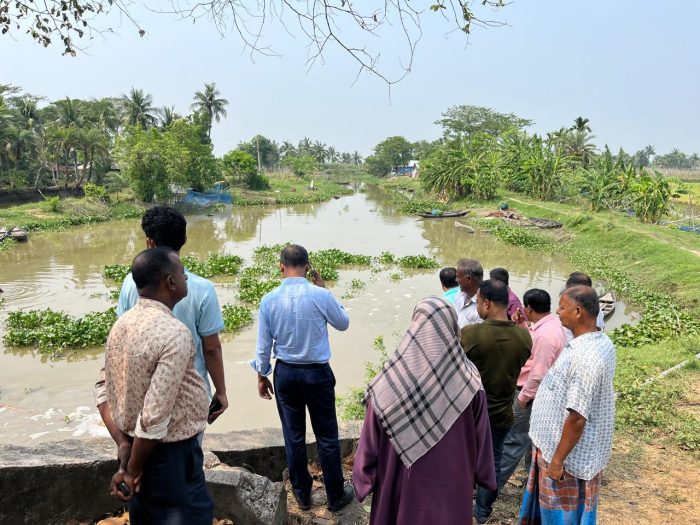 চিতলমারীতে কচুরিপনার শিরোনামে খবর প্রকাশের জেরে: উপজেলা প্রশাসনের ঘটনাস্থল পরিদর্শন।