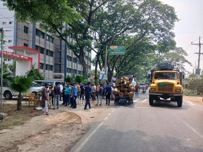 ঝিনাইদহে মহাসড়কে শৃঙ্খলা ফেরাতে ভ্রাম্যমাণ আদালত ও যৌথ অভিযান।
