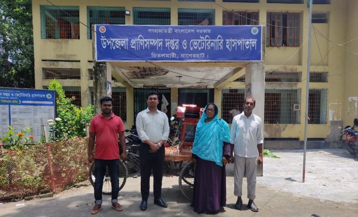 চিতলমারীতে প্রাণিসম্পদ ও ডেইরি উন্নয়ন প্রকল্পের, গ্রাস চোপার মেশিন বিতরণ।