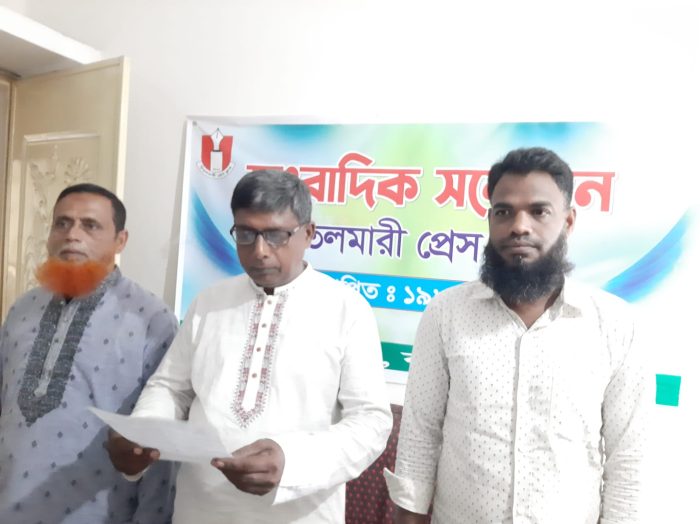 চিতলমারীতে মিথ্যা ও অপপ্রচারের বিরুদ্ধে সংবাদ সম্মেলন করেন, প্রধান শিক্ষক।