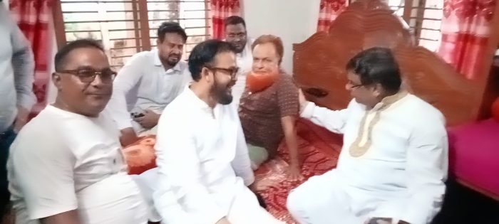 বাহাদুরপুর ইউনিয়ন বিএনপির অসুস্থ সভাপতির খোঁজখবর নিলেন, উপজেলা বিএনপির নেতৃবৃন্দ।