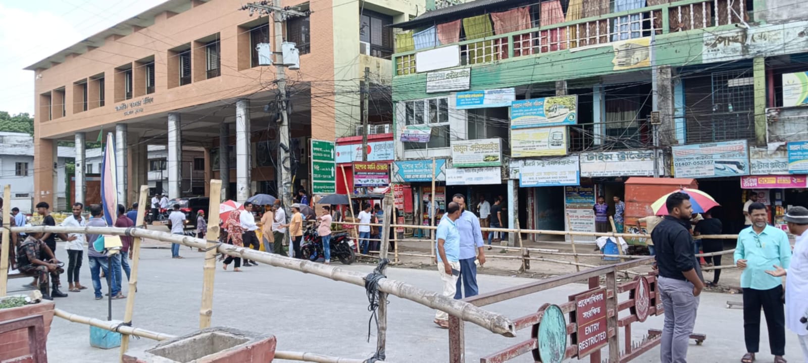 বেনাপোল বন্দর সড়কে বিজিবির বাশের বেড়ায় অবরুদ্ধ শতাধিক প্রতিষ্ঠান