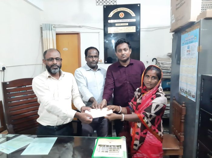 চিতলমারীতে সুবিধা বঞ্চিত মহিলাদের জীবন যাত্রার মান উন্নয়নে, ঋণের চেক বিতরণ।