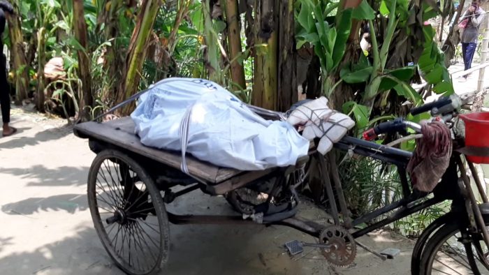 চিতলমারীতে নিখোঁজের এগারো দিন পর, খালের কচুরিপানা থেকে গৃহবধূর লাশ উদ্ধার।