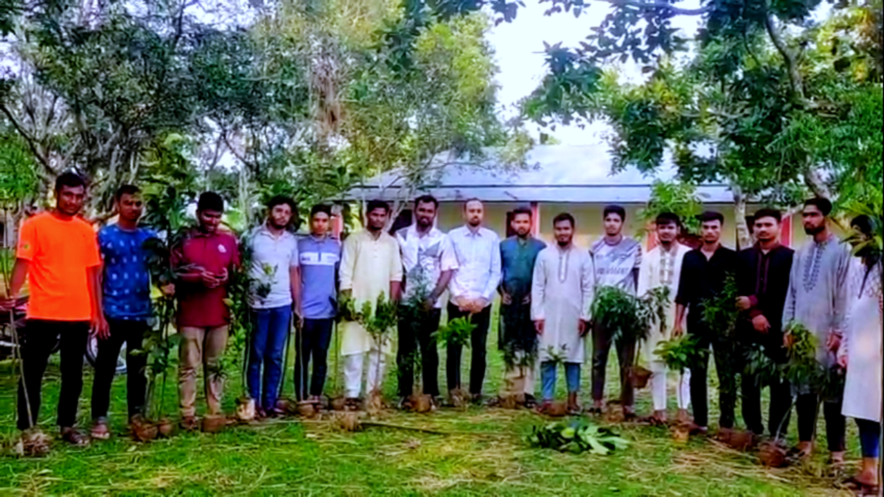 পরিবেশ রক্ষায় ‘স্বপ্নচারী’র বৃক্ষরোপণ কর্মসূচি: এক সবুজ ভবিষ্যতের বার্তা!
