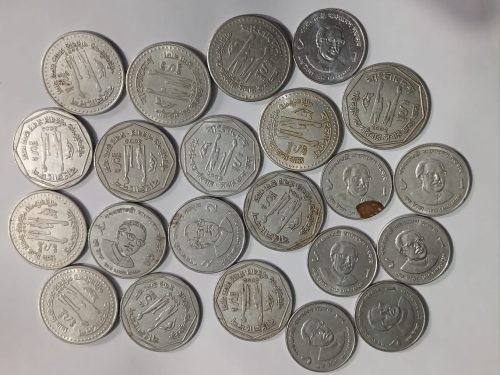 ঝিনাইদহে এক দুই টাকার কয়েন যেন অচল পয়সা