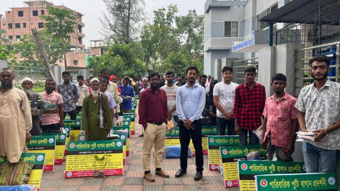 চিতলমারীতে কৃষি সম্প্রসারণ অধিদপ্তরের ২১৭টি পরিবারে সবজি বীজ বিতরণ।