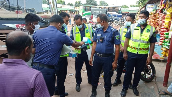 ঝিনাইদহে হাইওয়ে পুলিশের মাস্ক বিতরণ
