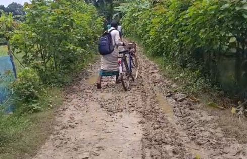 শার্শার মাটিপুকুরের মানুষ গত ৫০ বছরেও পায়নি, পাকা বা অর্ধ পাকা রাস্তা।