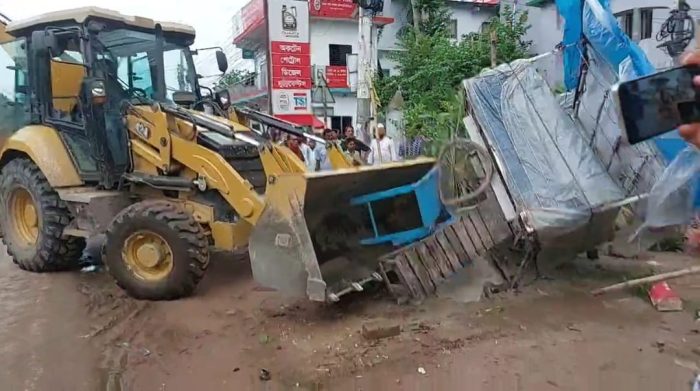 ঝিনাইদহে সড়কের উপর থেকে অস্থায়ী দোকানপাট উচ্ছেদ অভিযান
