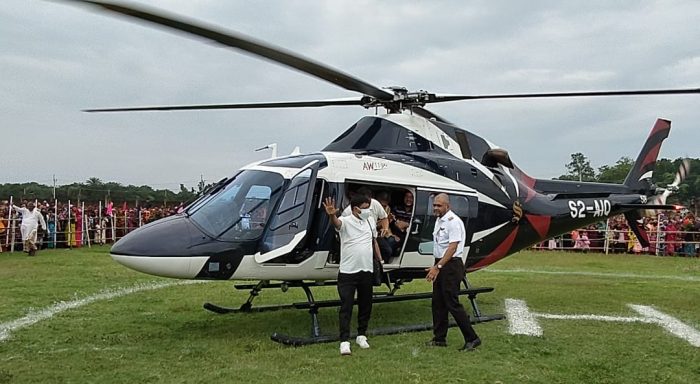 শার্শায় স্ত্রীর কিডনিতে নতুন জীবন পেয়ে হেলিকপ্টারে গ্রামে ফিরলেন আলহাজ্ব আব্দুল কুদ্দুস।