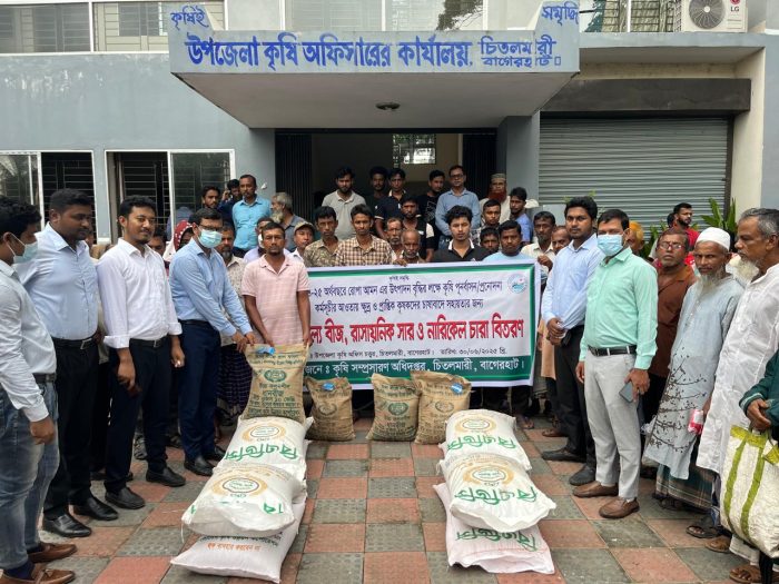 চিতলমারীতে কৃষকের মাঝে বীজ, সার এবং নারিকেল চারা বিনামূল্যে বিতরণ।