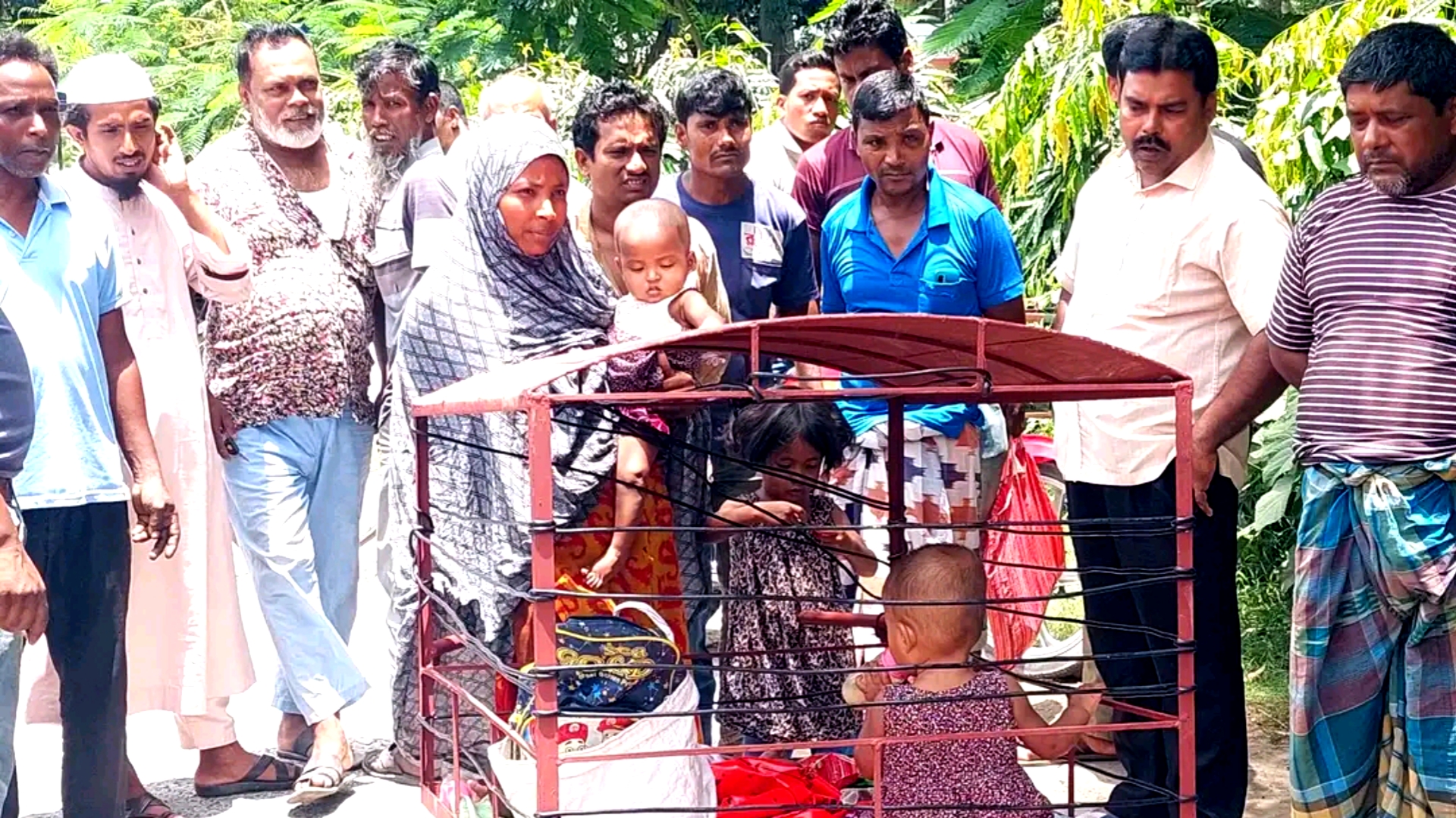 খাঁচার গাড়িতে চার সন্তান: এক মায়ের নিরন্তর সংগ্রাম