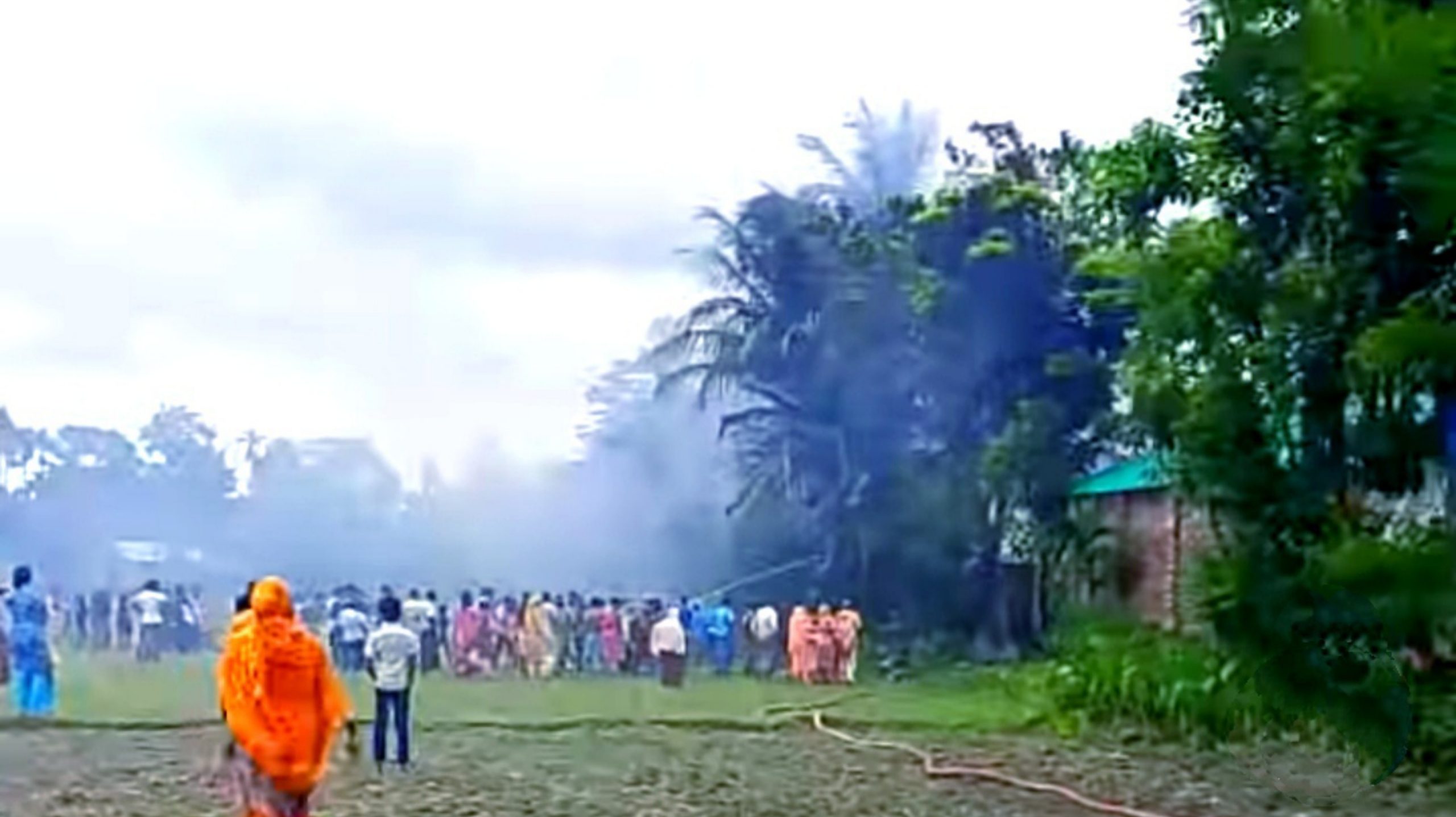 রংপুরের মিঠাপুকুরে ভয়াবহ অগ্নিকাণ্ড: ৬ বসতঘর পুড়ে ছাই, নিঃস্ব ৩ পরিবার!