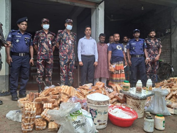 শার্শা’র গোগা বাজারে ভোক্তা অধিদপ্তরের অভিযানে মোহনা ও আখি ফুড’কে  জরিমানা।