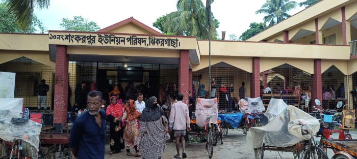 ঝিকরগাছায় ভিজিডির চাল বিতরণে ওজন কম! অভিযোগে বিতরণ বন্ধ ঘোষণা।