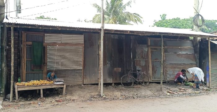 ঝিকরগাছায় সরকারি জমি দখলে নিতে, অভিনব কায়দায় ঘর নির্মাণের চেষ্টা।