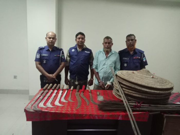 চিতলমারীতে ৭টি রামদা ও বিভিন্ন দেশীয় অস্ত্র সহ আটক, ১।